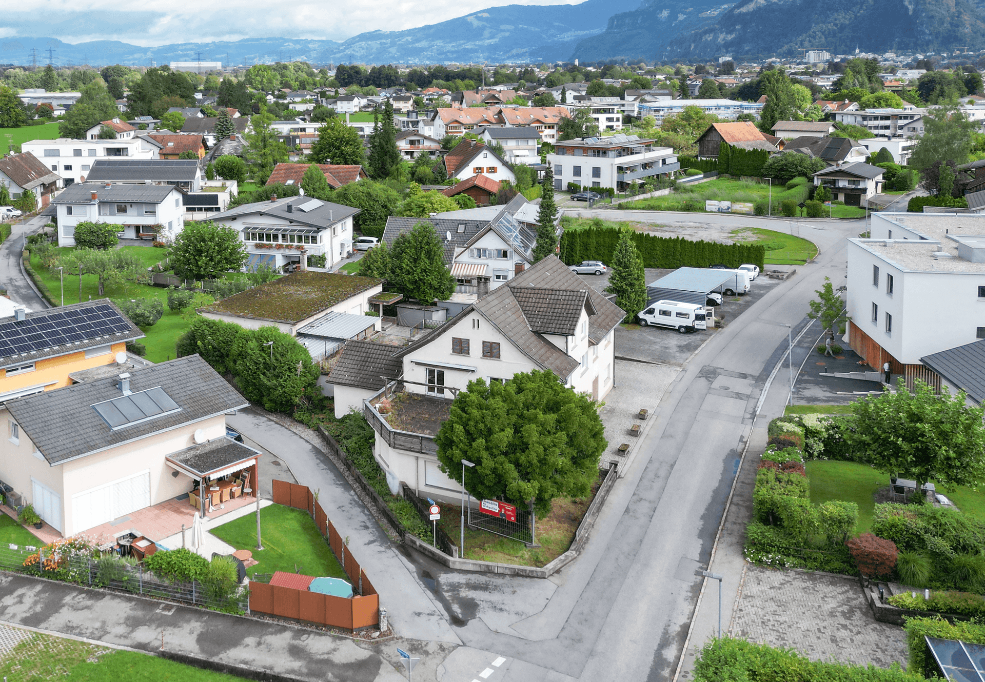 Luftaufnahme der Wohngegend, die das Haus im Kontext der umliegenden Bebauung zeigt.