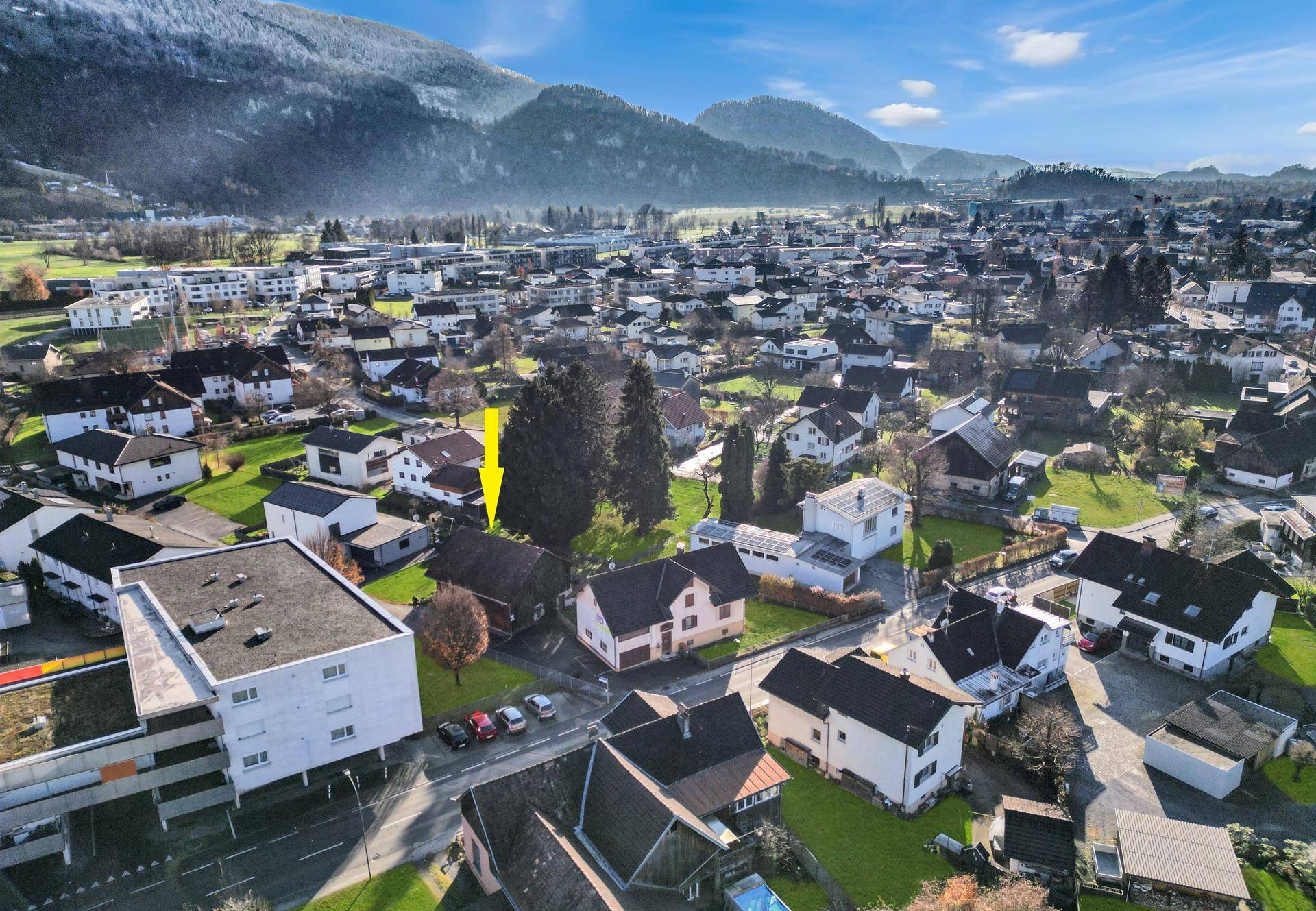 Luftaufnahme einer Wohnsiedlung mit Bergen im Hintergrund, die den Standort des Objekts markiert.