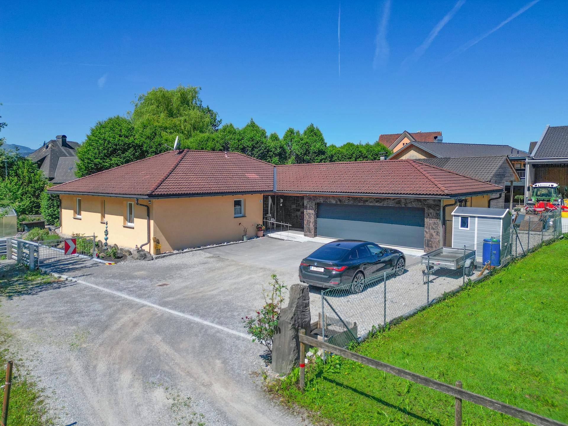 Einfamilienhaus mit großer Auffahrt, Doppelgarage und ausreichend Parkmöglichkeiten.