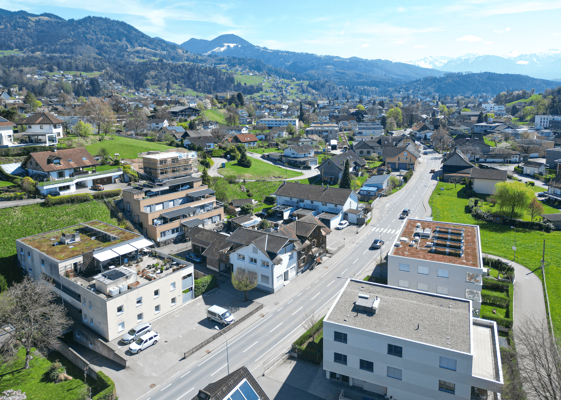 Weitläufige Luftaufnahme einer Wohngegend mit Blick auf die umliegende Landschaft und Berge.