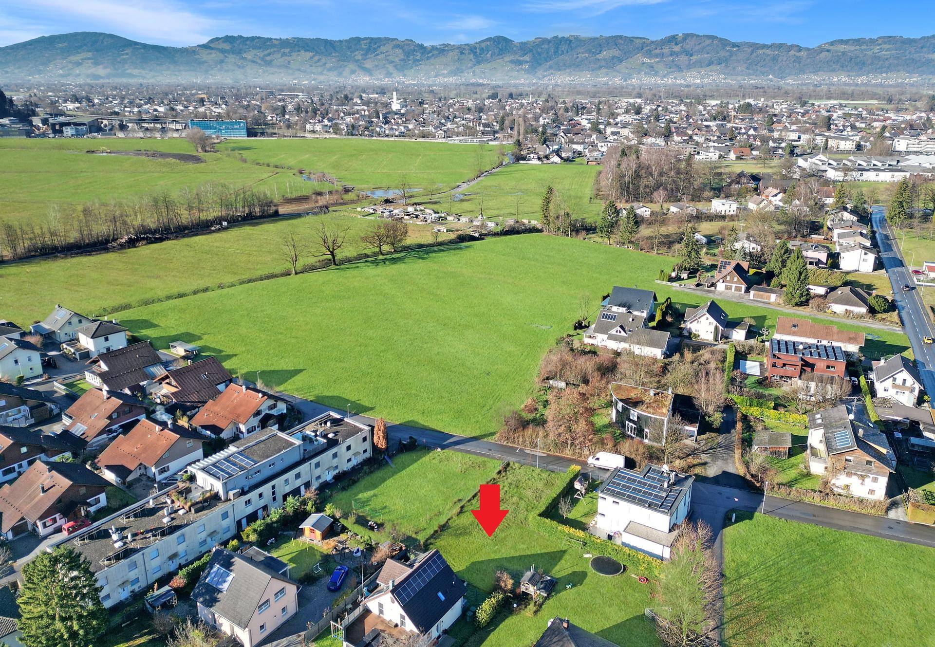 Luftaufnahme der Wohngegend mit markiertem Grundstück und weitem Blick.