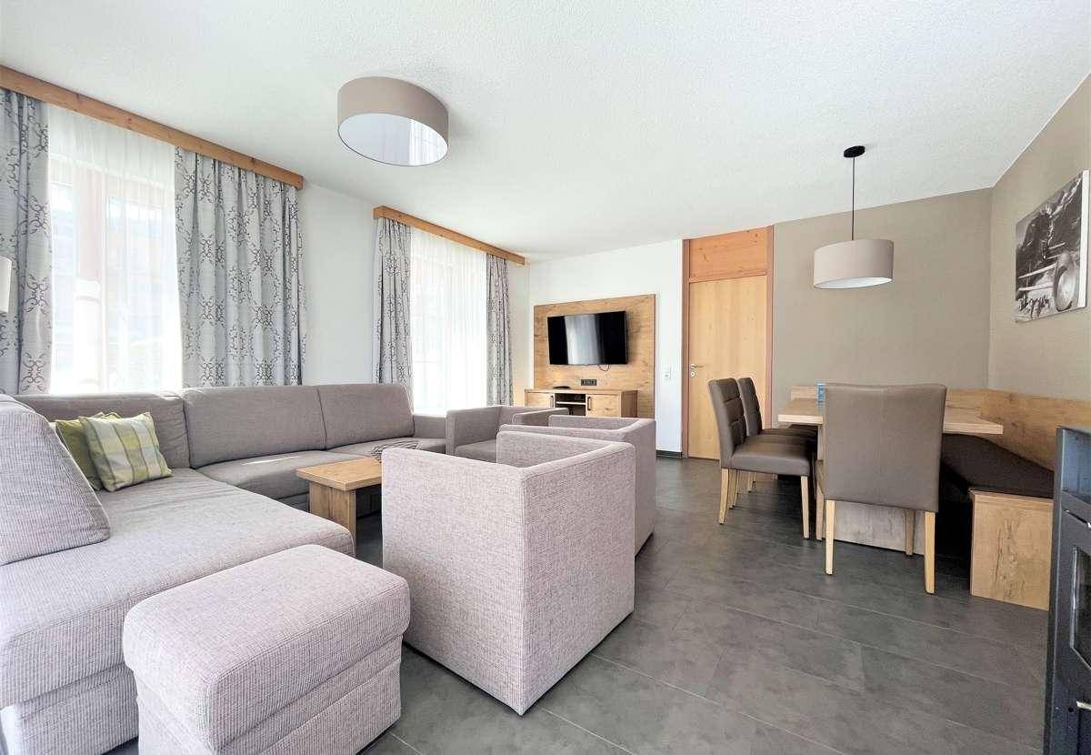 Gemütlicher Wohn- und Essbereich mit bequemer Sitzecke und modernem Esstisch.