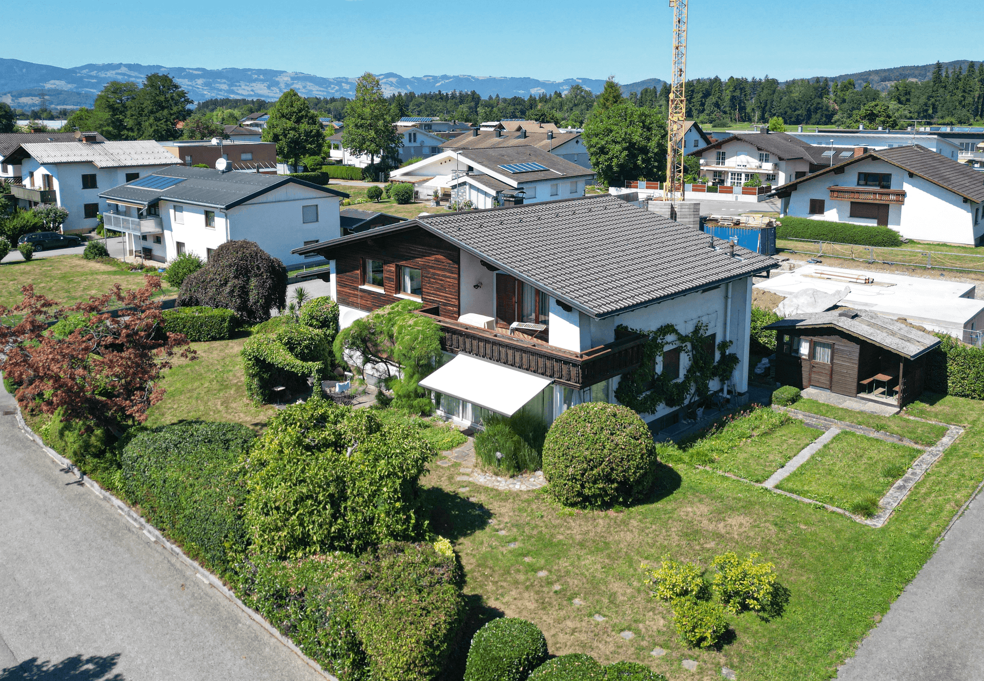 Luftaufnahme des Einfamilienhauses mit Garten und umliegender Wohnbebauung.