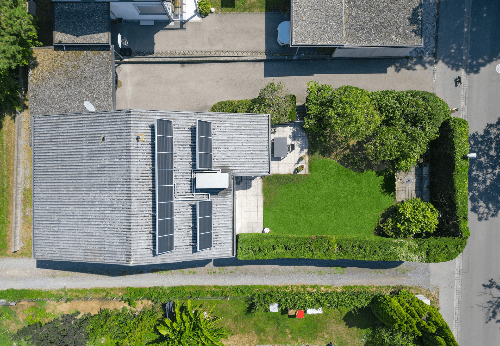 Draufsicht auf das Haus mit Solaranlage, Garten und Terrasse.