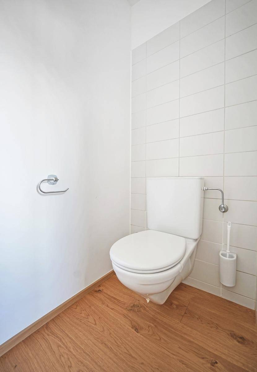 separates WC
