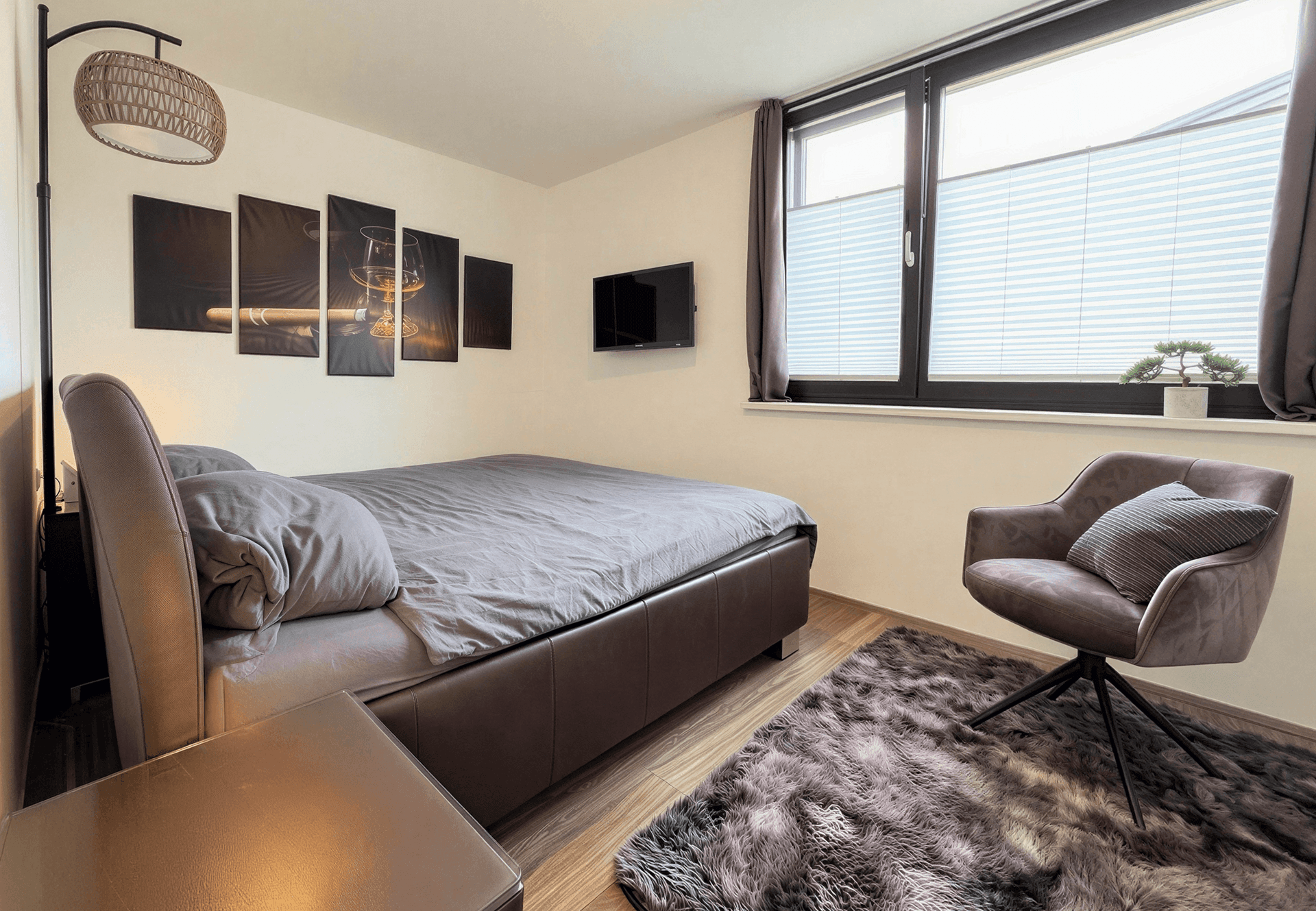 Gemütliches Schlafzimmer mit großem Bett, Fenster und weichem Teppich.