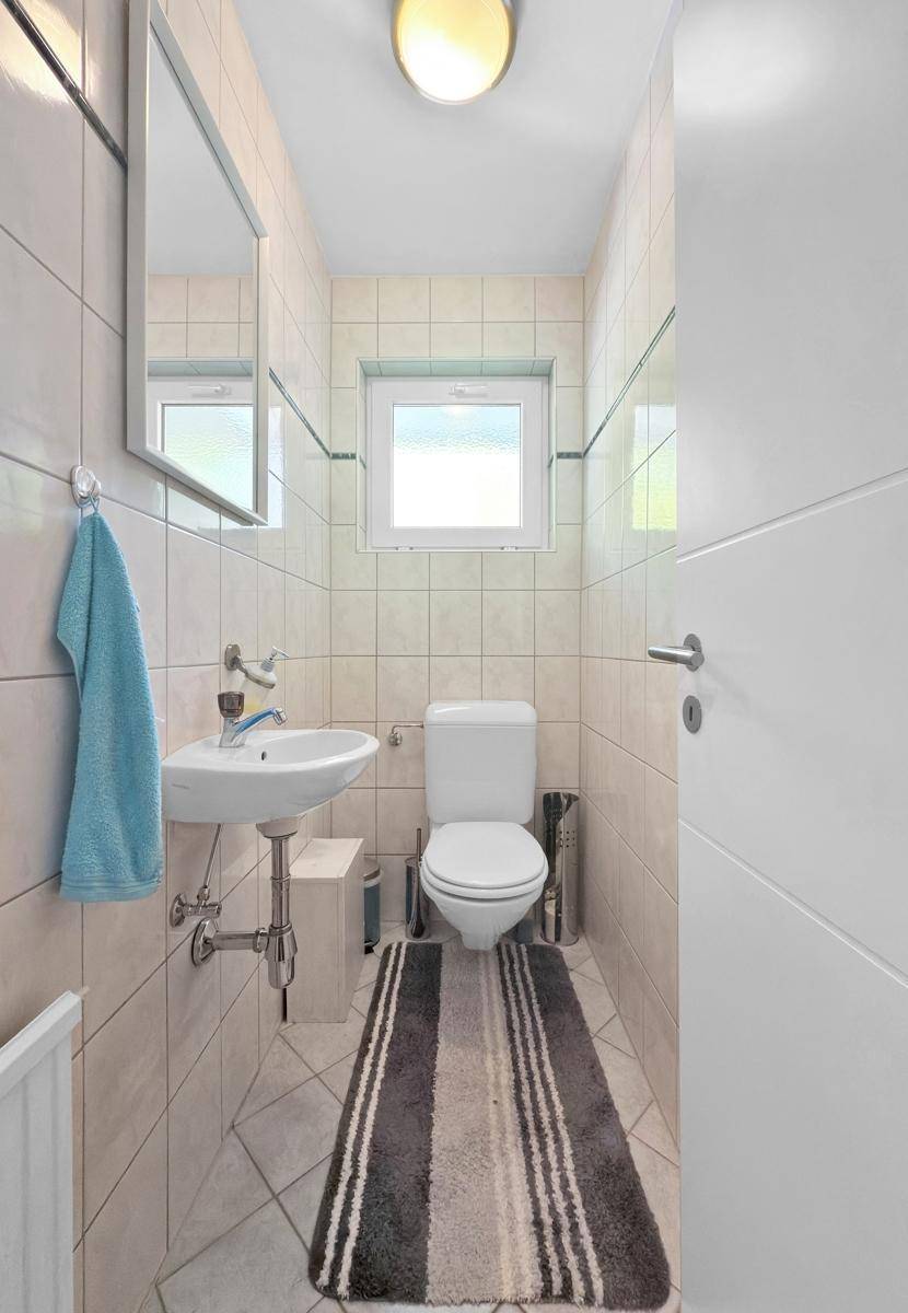 separates WC
