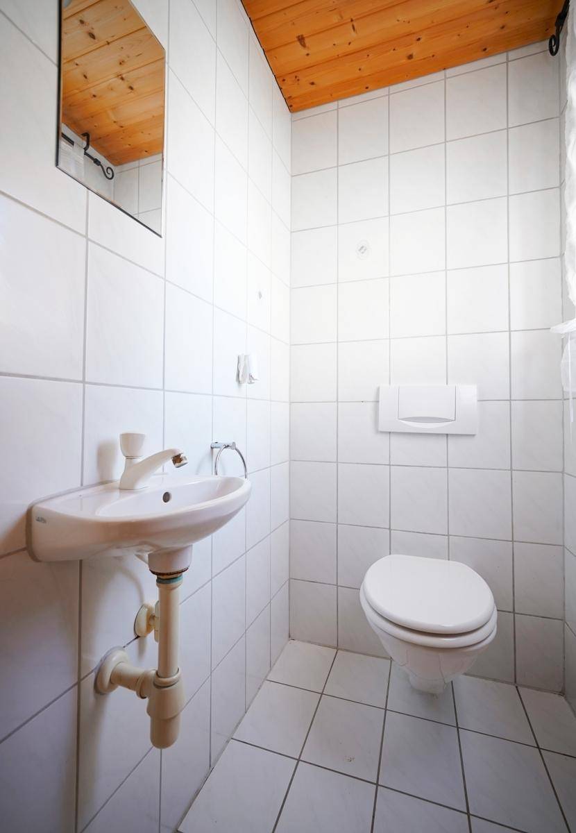separates WC