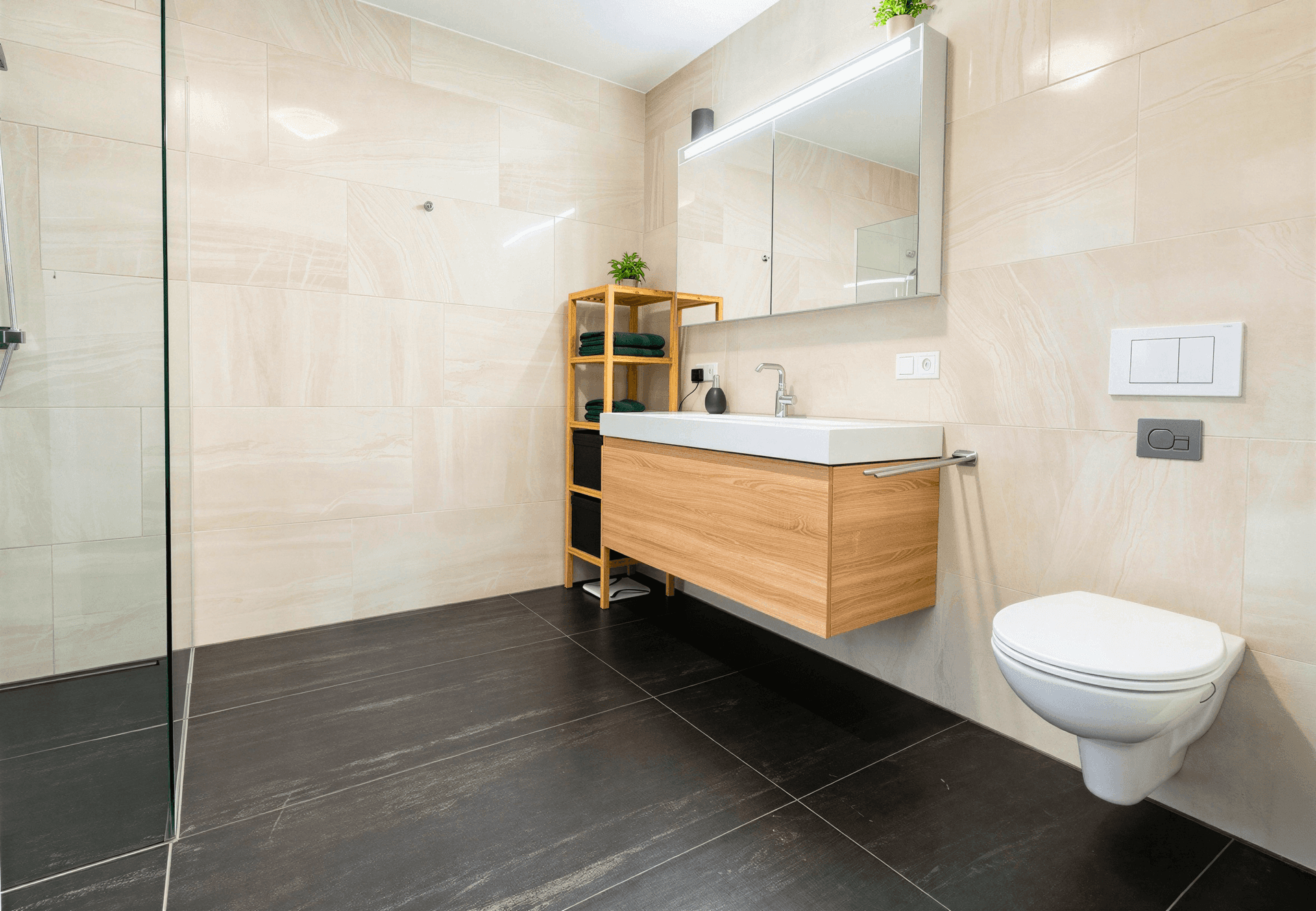 Modernes Badezimmer mit schwebendem Waschtisch, Spiegelschrank und begehbarer Dusche.