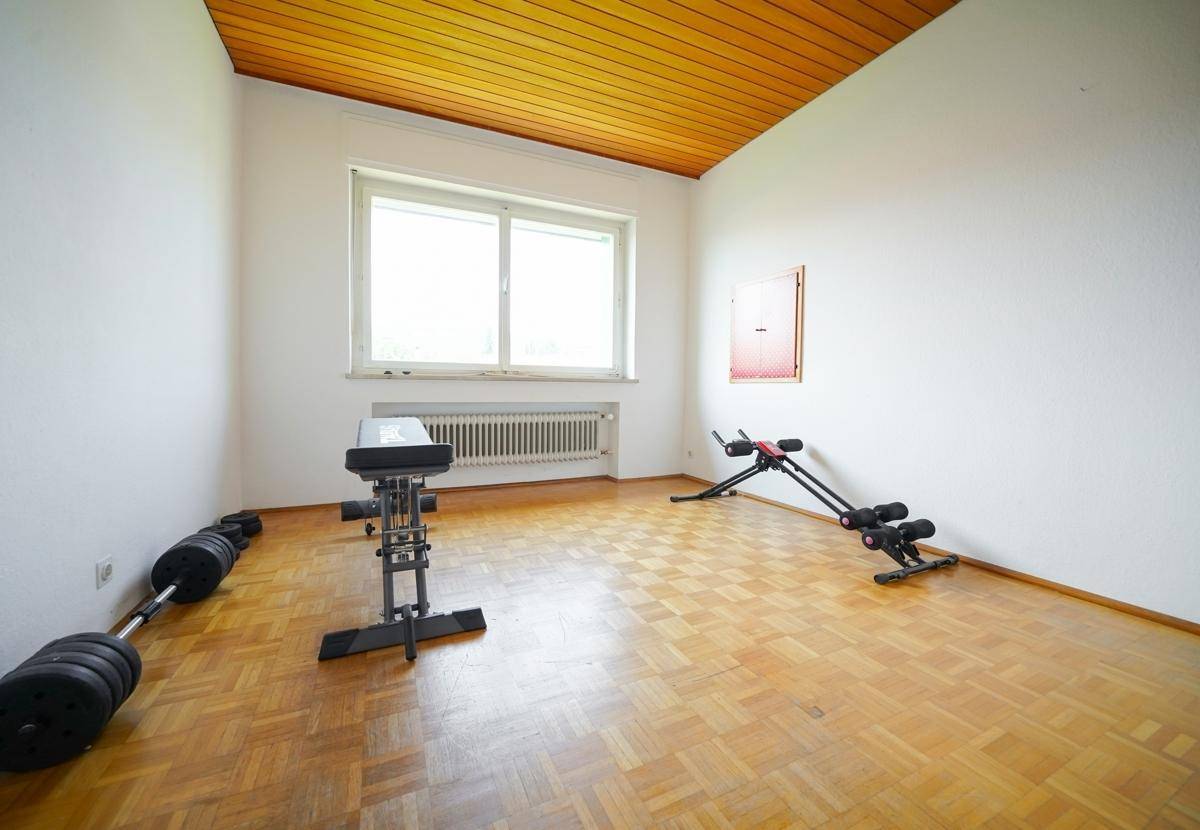 Zimmer neben Küche mit Durchreiche