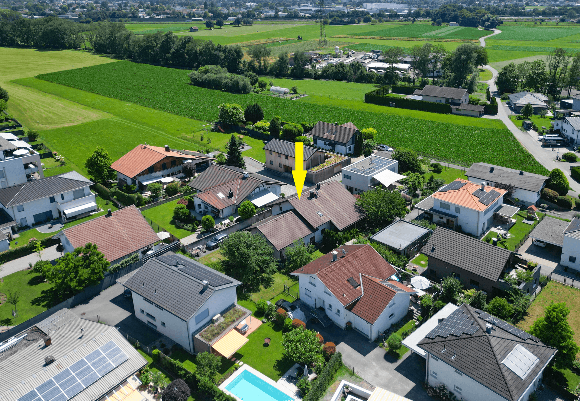 Luftaufnahme der Wohnsiedlung mit dem markierten Objekt und umliegenden Grünflächen.