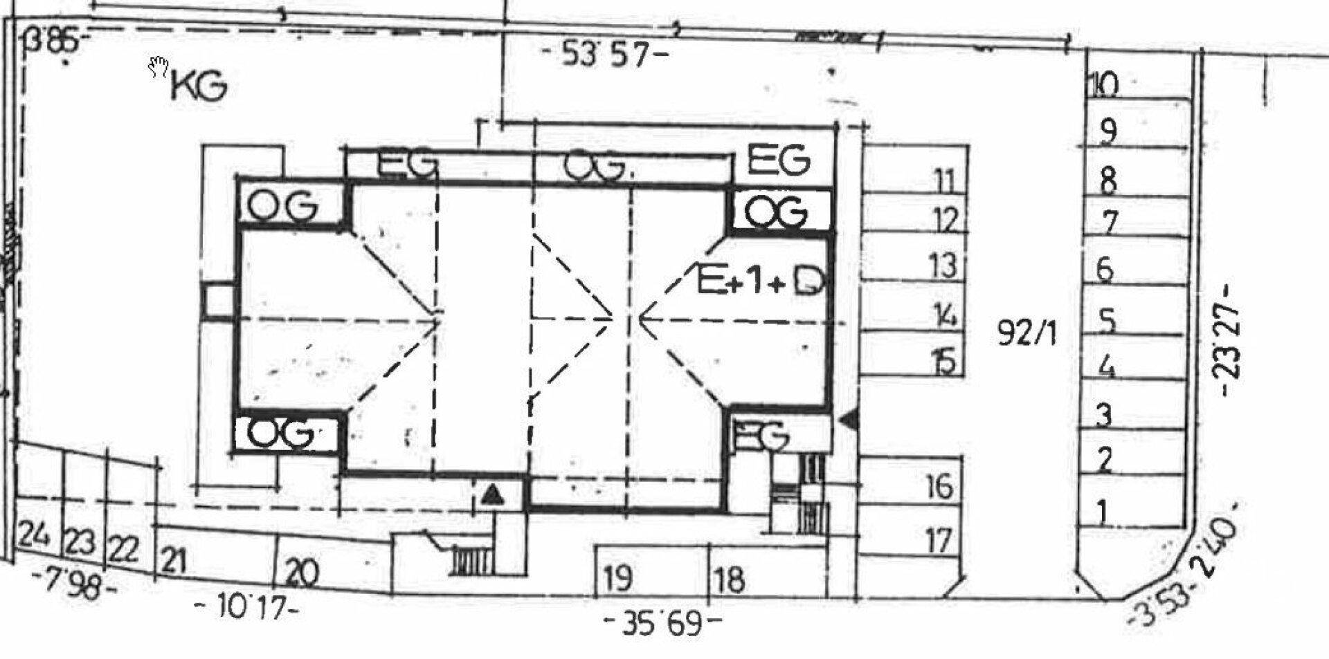 Architektonischer Grundrissplan mit Kennzeichnungen für Keller-, Erd- und Obergeschosse.