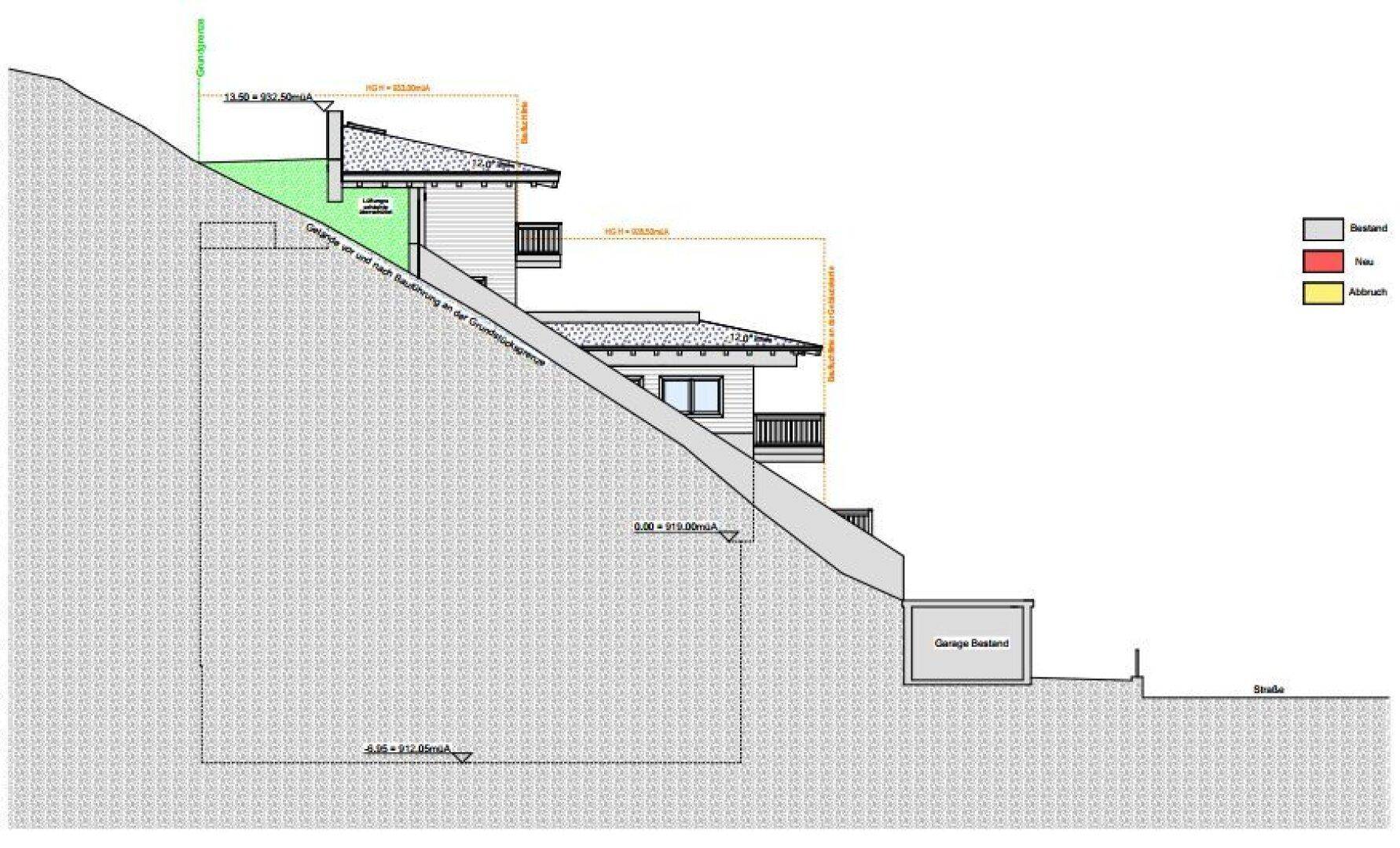 Seitenansicht des Gebäudes am Hang mit bestehender Garage und Terrassenbereichen.