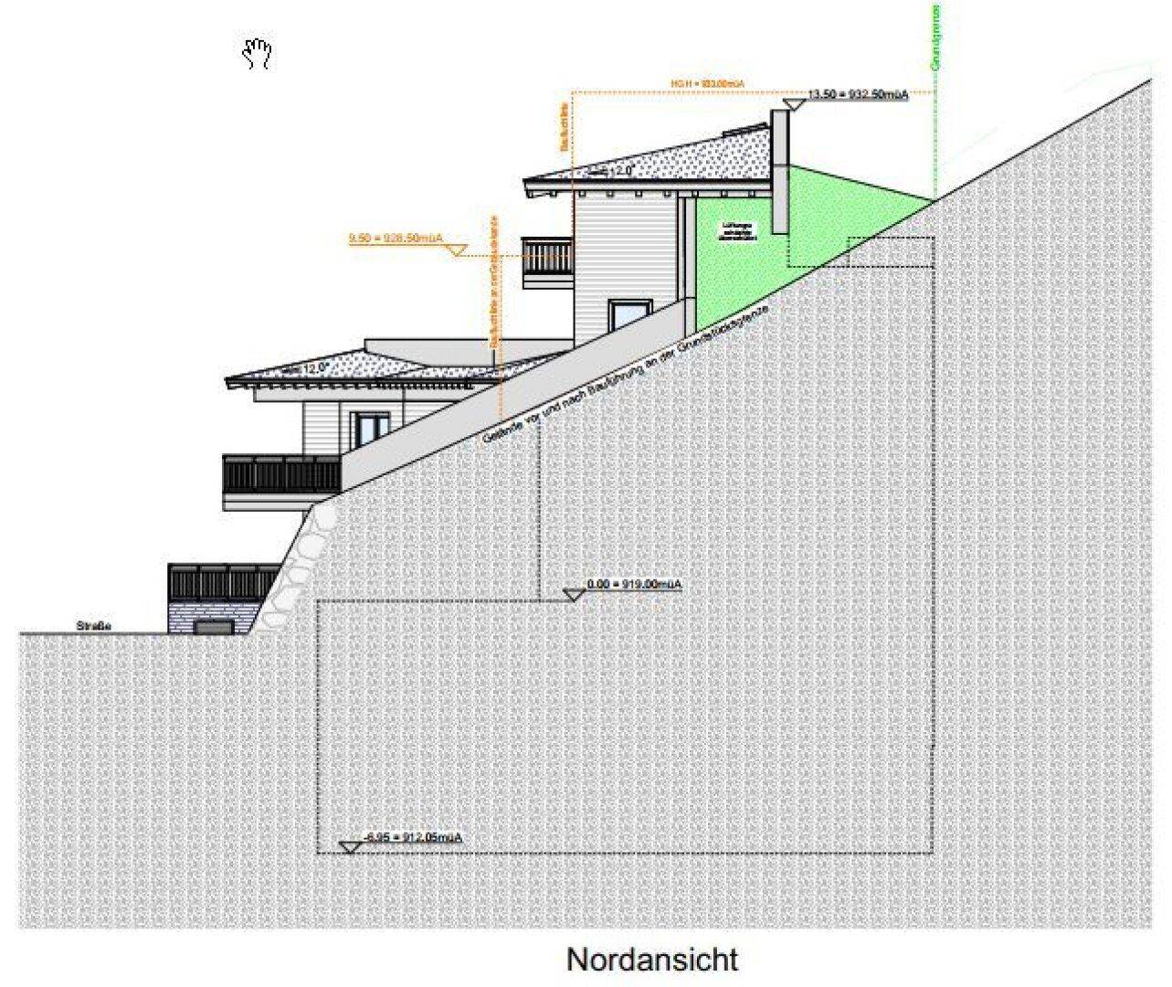 Seitenansicht des Gebäudes an einem Hang, zeigt die Nordseite mit Terrassen.