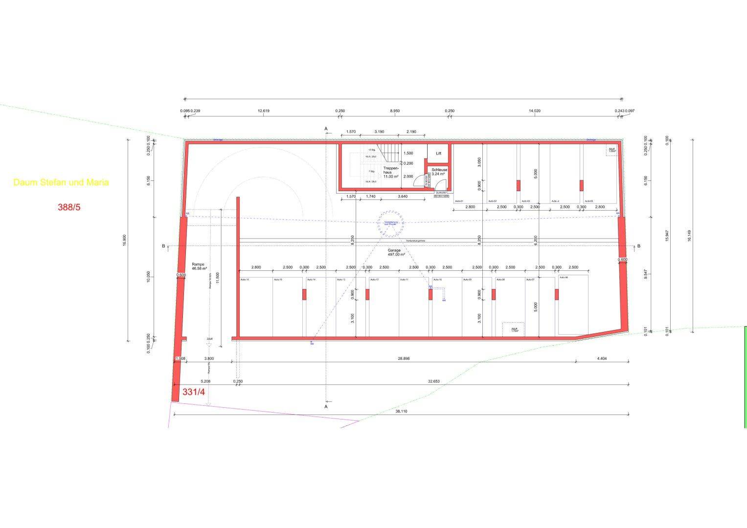 Übersichtlicher Grundriss einer Tiefgarage mit zahlreichen Stellplätzen für Fahrzeuge.