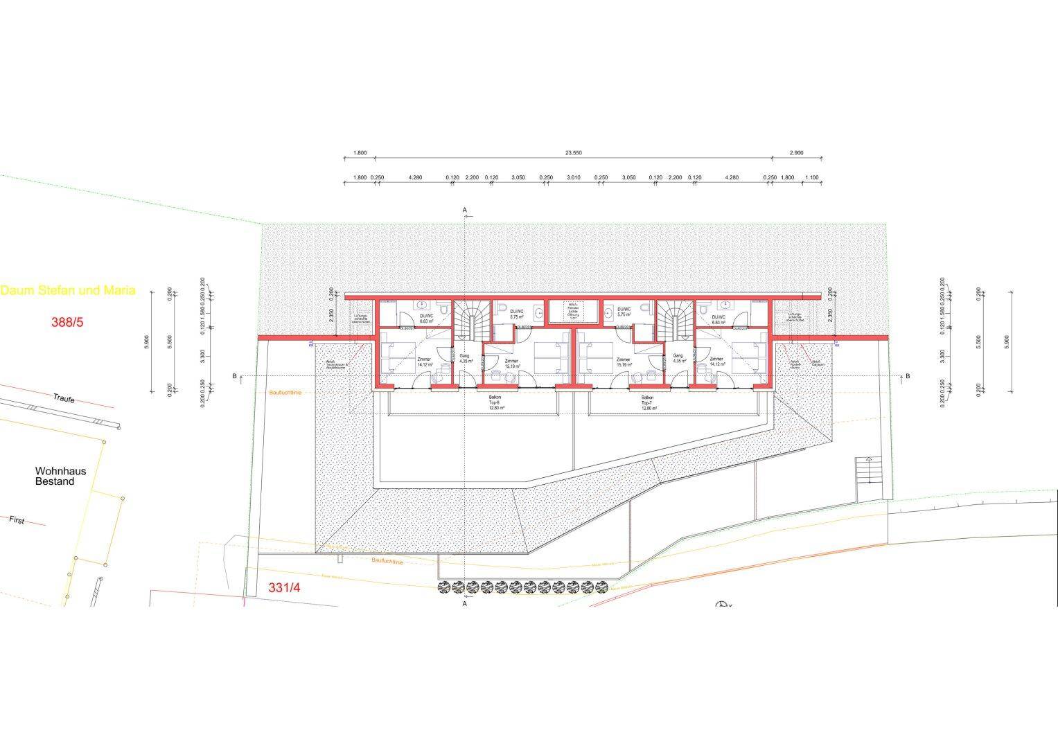 Grundriss einer Etage mit mehreren Wohneinheiten und angrenzenden Terrassenbereichen.