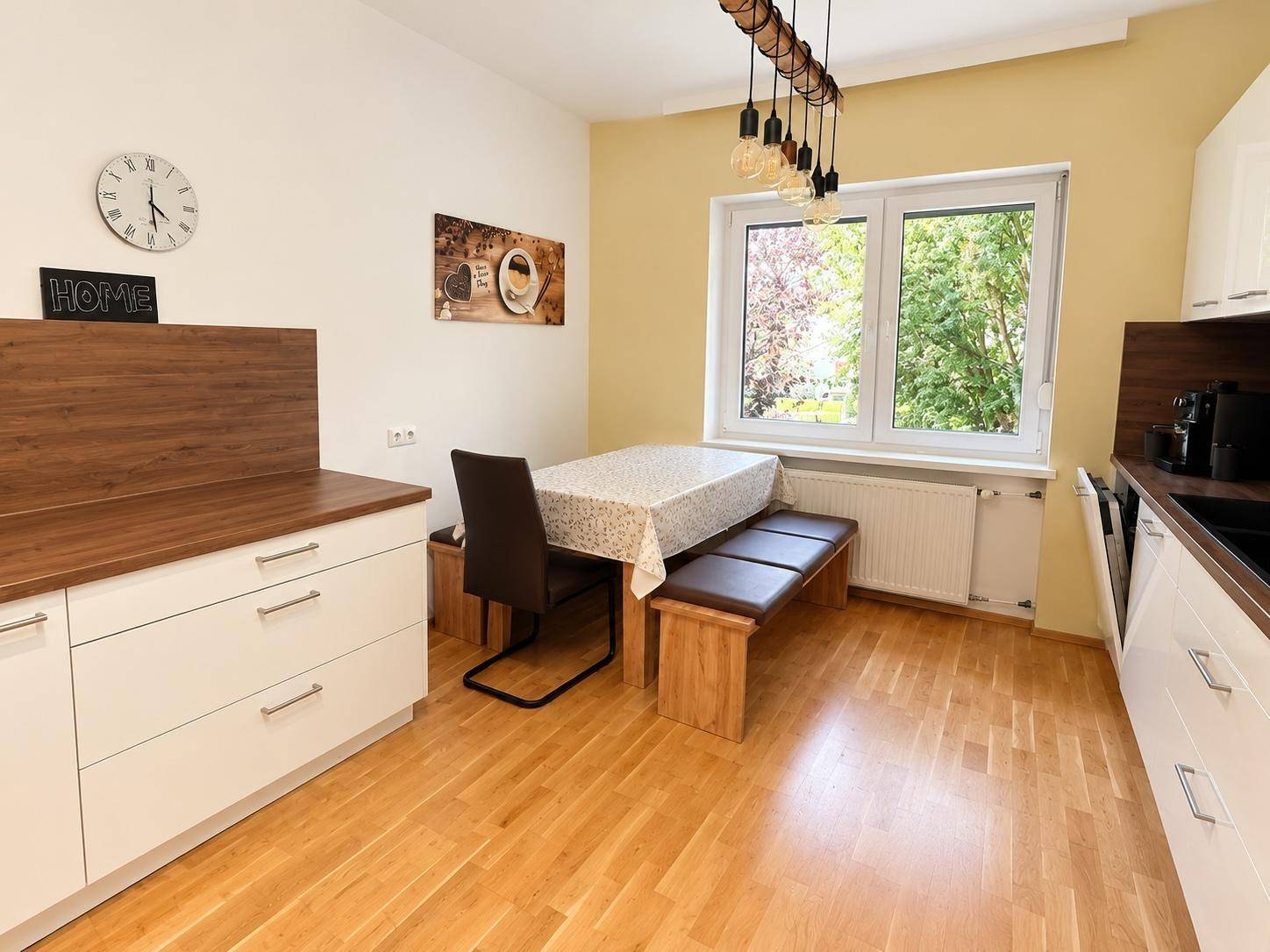 Geräumige Küche mit Essbereich, großem Fenster und moderner, funktionaler Ausstattung.