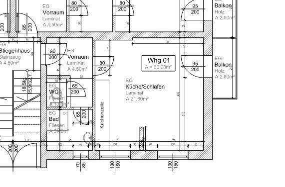 Grundriss des Erdgeschosses mit Küche/Schlafzimmer, Bad und Balkon.