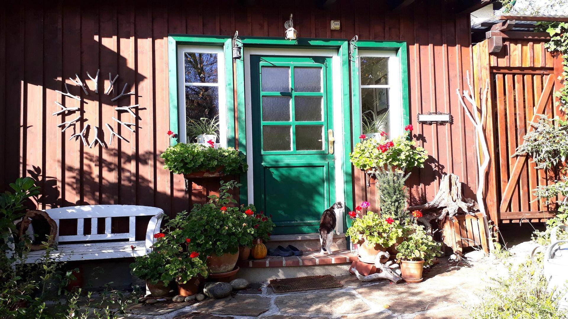 Naturverbundene Villa mit unverwechselbarem Charakter und idyllischem Gartenrefugium - Ansicht 2