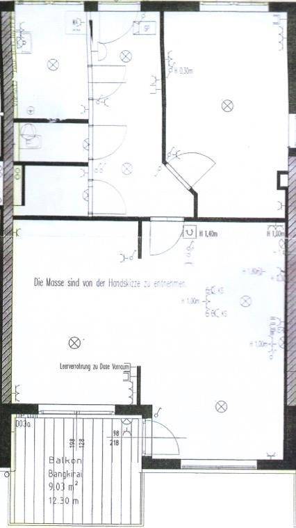 Grundriss einer Wohnung mit mehreren Zimmern, einem Badezimmer und einem separaten Balkon.