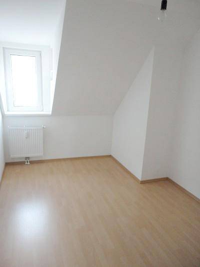 Helles Schlafzimmer mit Laminatboden und Dachschräge, ideal für ein gemütliches Ambiente.