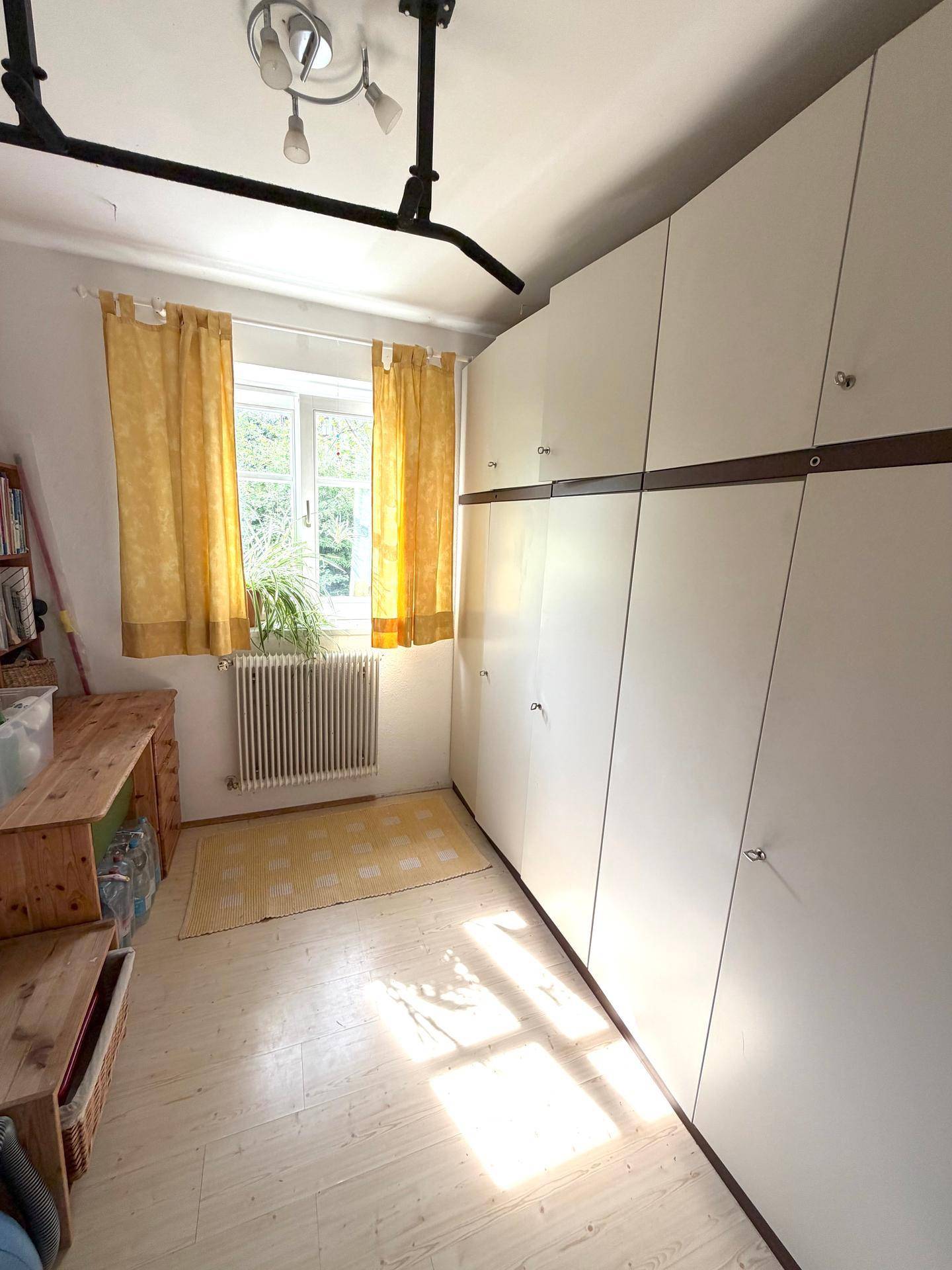 Praktischer Abstellraum mit Einbauschränken und Fenster, bietet viel Stauraum.