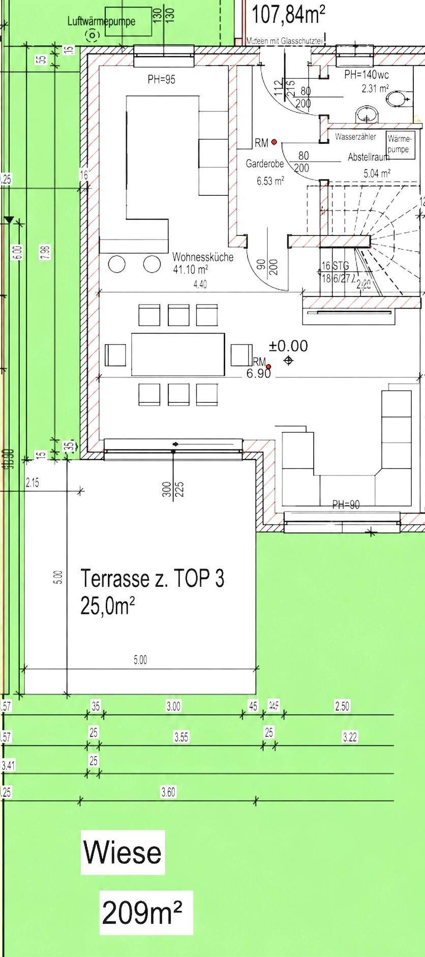 Grundriss des Erdgeschosses mit Wohnküche, Terrasse und Gartenbereich.
