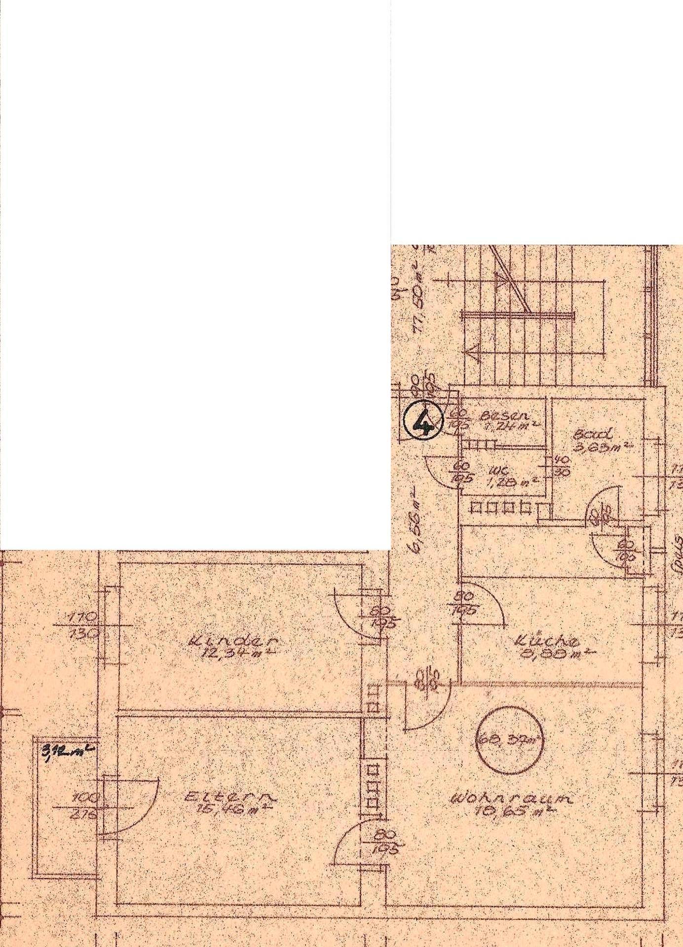 Grundriss zeigt die Aufteilung der Räume mit Wohnraum, Küche und Schlafzimmern.
