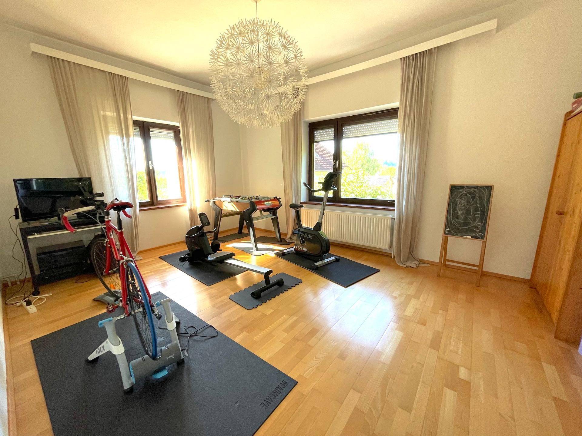 Geräumiger Raum mit Sportgeräten und Tischfußball, ideal für Fitness und Freizeitaktivitäten.