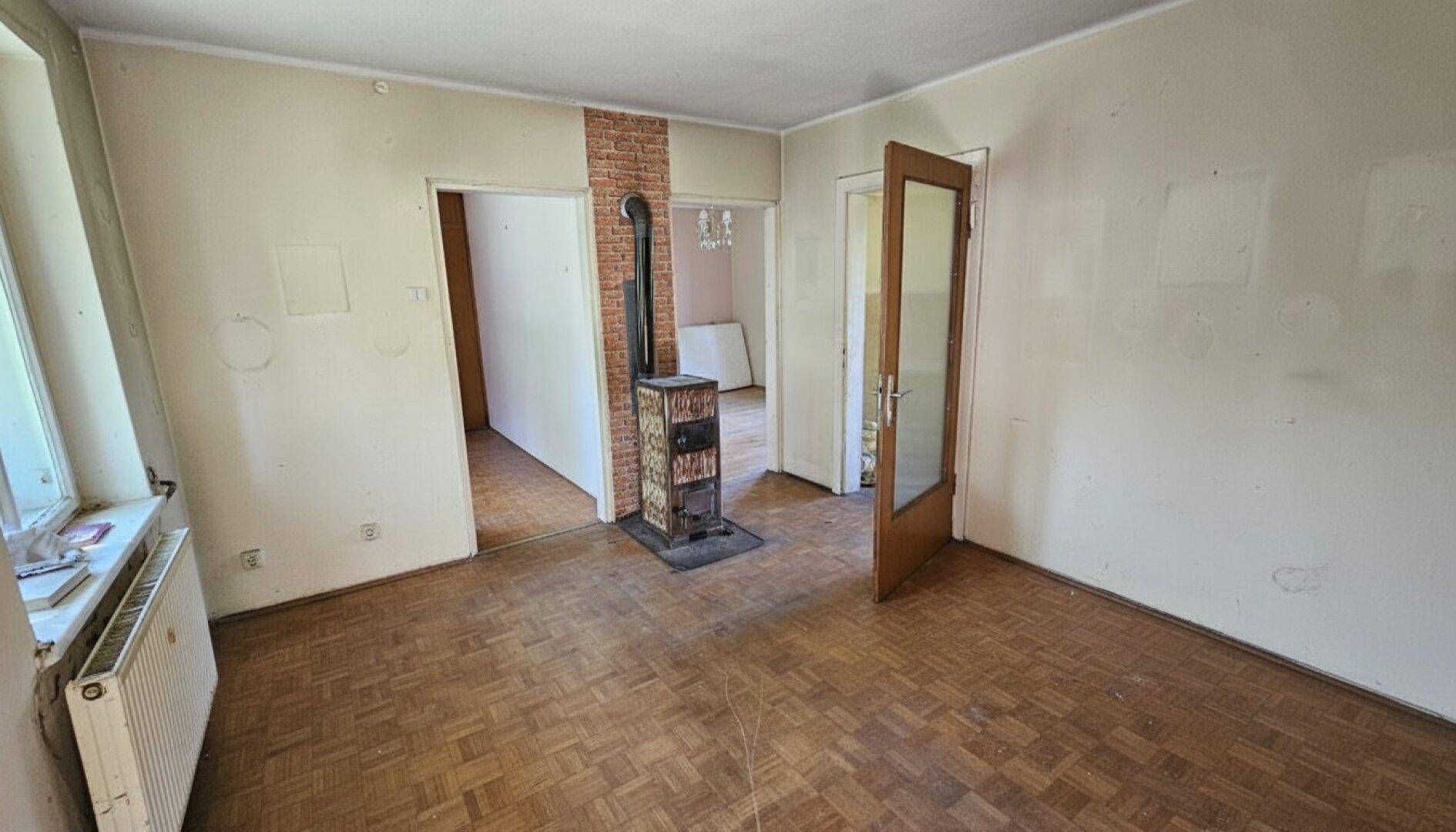 Ruhig, sonnig, zentral, sehr schönes Grundstück, mit renovierungsbedürftigem Haus, ausbaubarer Rohdachboden - Więcej