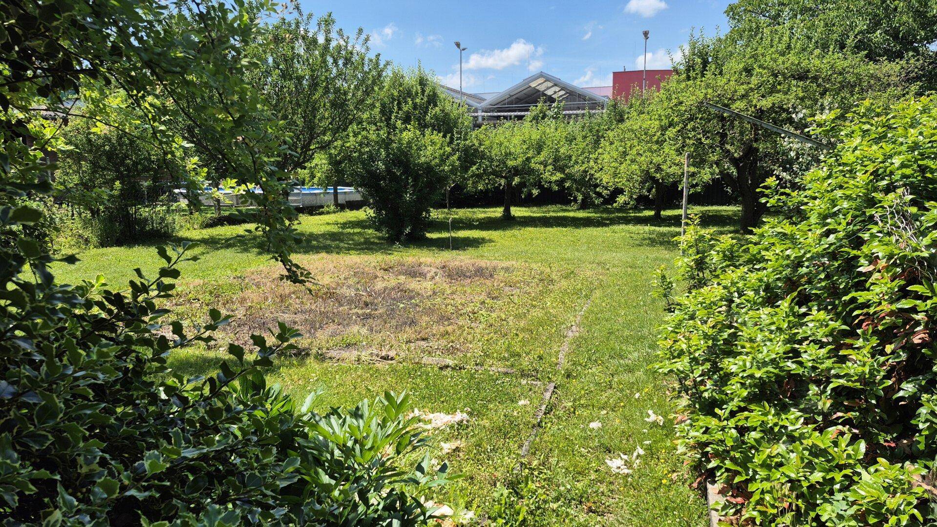 Ruhig, sonnig, zentral, sehr schönes Grundstück, mit renovierungsbedürftigem Haus, ausbaubarer Rohdachboden - Widok 4