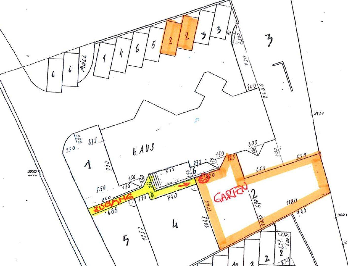 Lageplan des Hauses mit Gartenbereich und Grundstücksaufteilung.