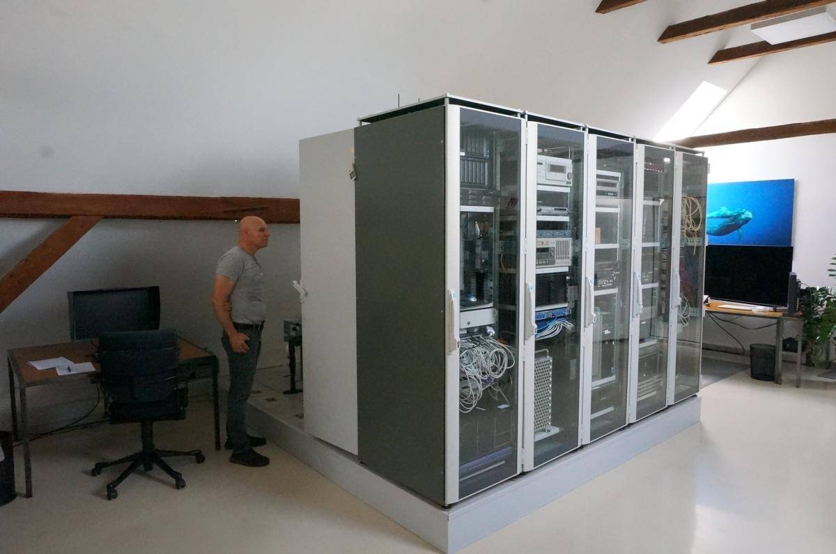 Spezieller Raum mit Serverracks und technischer Ausrüstung, Teil des Dachgeschossbüros.