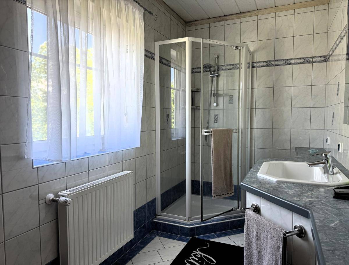 Einfamilienhaus in schöner Wohnlage mit Doppelgarage - Ansicht 4