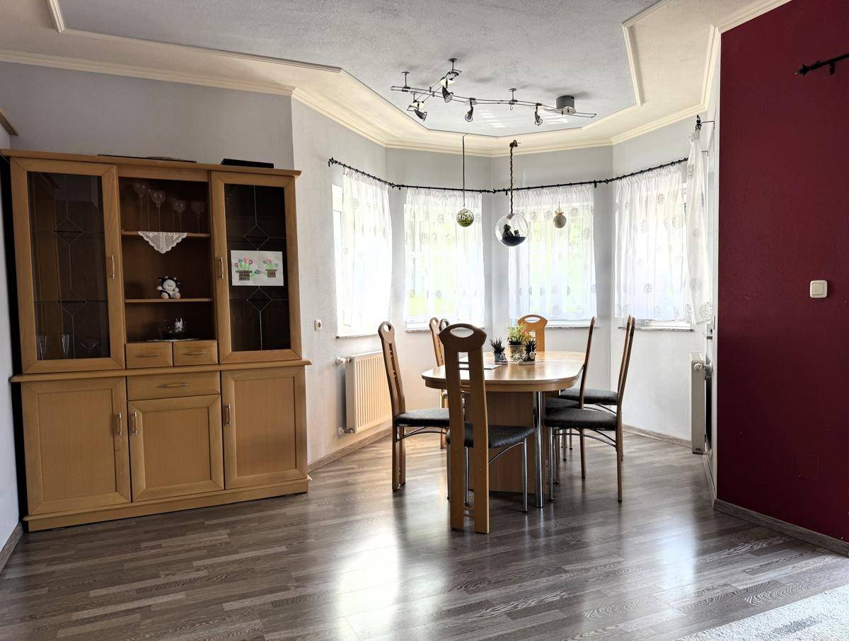 Einfamilienhaus in schöner Wohnlage mit Doppelgarage - Ansicht 2