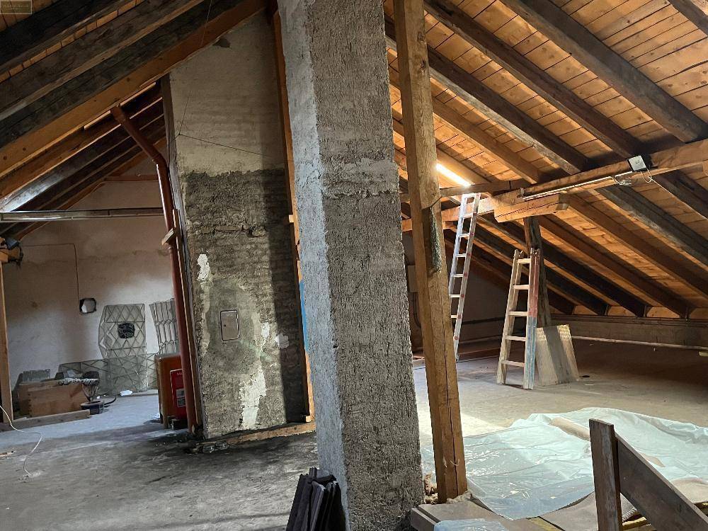 Unausgebauter Dachboden mit sichtbaren Holzbalken und viel Potenzial für Renovierung und Ausbau.