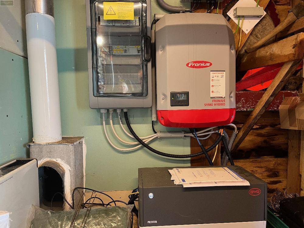 Technikraum mit Photovoltaik-Wechselrichter von Fronius und Batteriespeicher, für nachhaltige Energieversorgung.