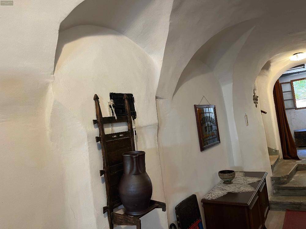 Historischer Flur mit beeindruckenden Gewölbedecken und traditionellen Dekorationen.