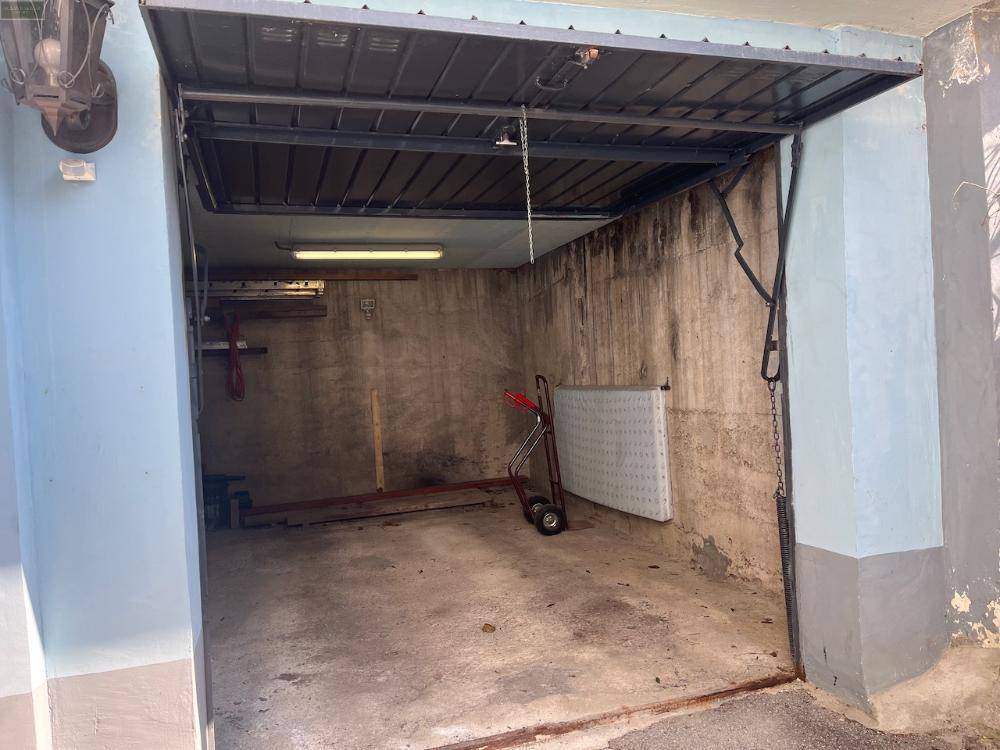 Leere Garage mit Betonwänden und -boden, bereit zur Nutzung als Stellplatz oder Lagerraum.