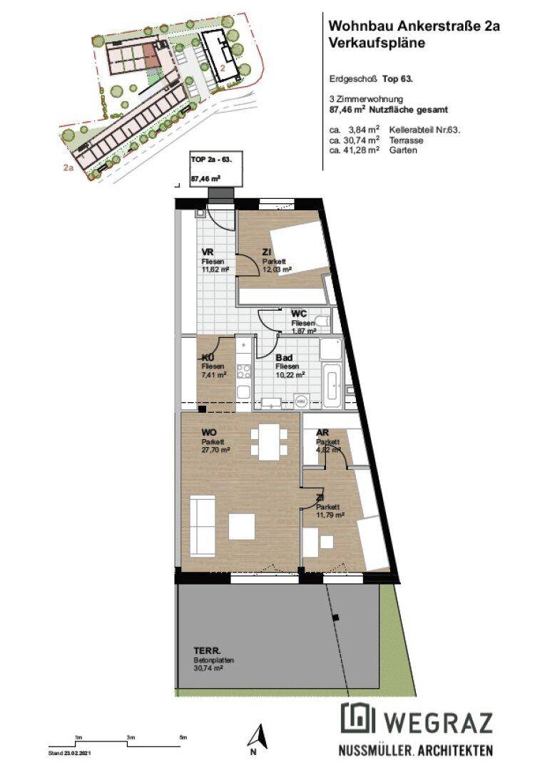 Grundriss einer Erdgeschosswohnung mit offenem Wohnbereich, Terrasse und Garten. Badezimmer mit Badewanne, Dusche und separatem Gäste-WC.