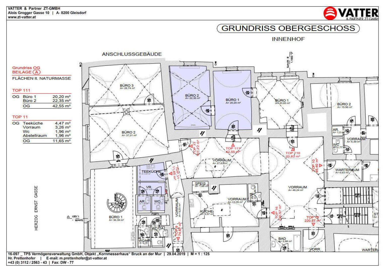 Detaillierter Grundriss des Obergeschosses mit mehreren Büros, Teeküche und Sanitärbereichen, organisiert um einen Innenhof.
