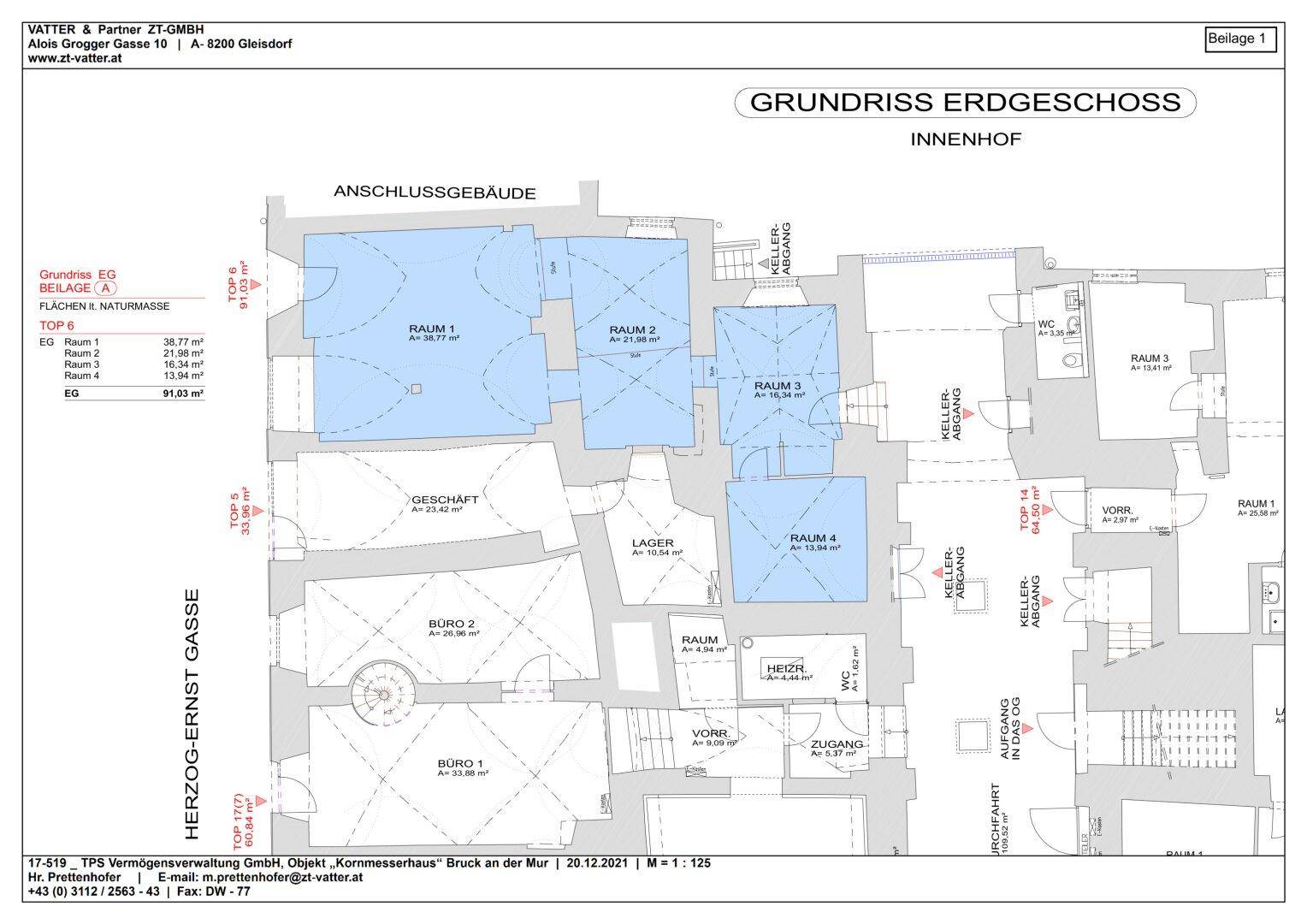 Grundriss des Erdgeschosses mit mehreren Räumen, die blau hervorgehoben sind, und einem Innenhof.