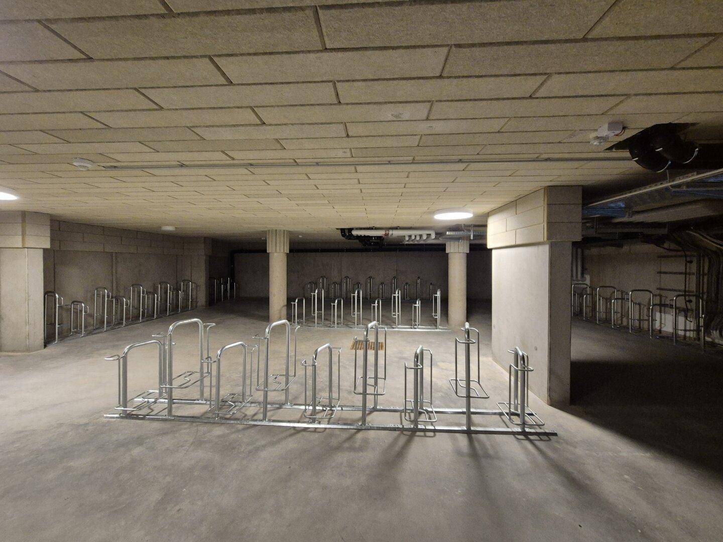 Großer Fahrradraum im Untergeschoss mit zahlreichen Abstellmöglichkeiten für Fahrräder.