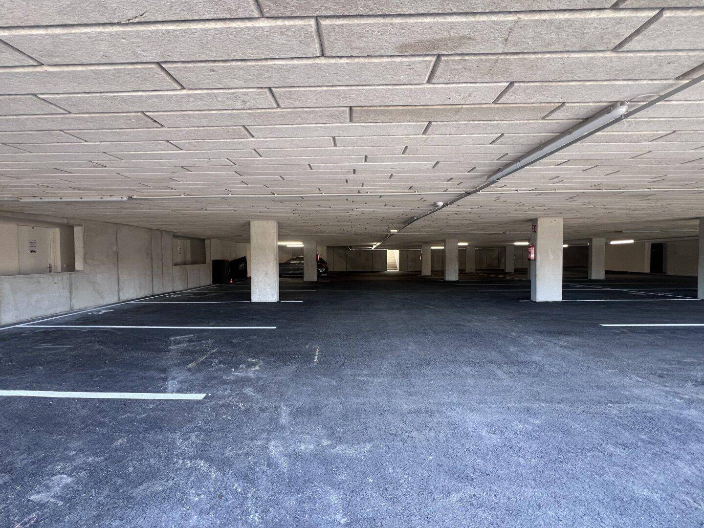 Geräumige Tiefgarage mit vielen Stellplätzen und guter Beleuchtung.