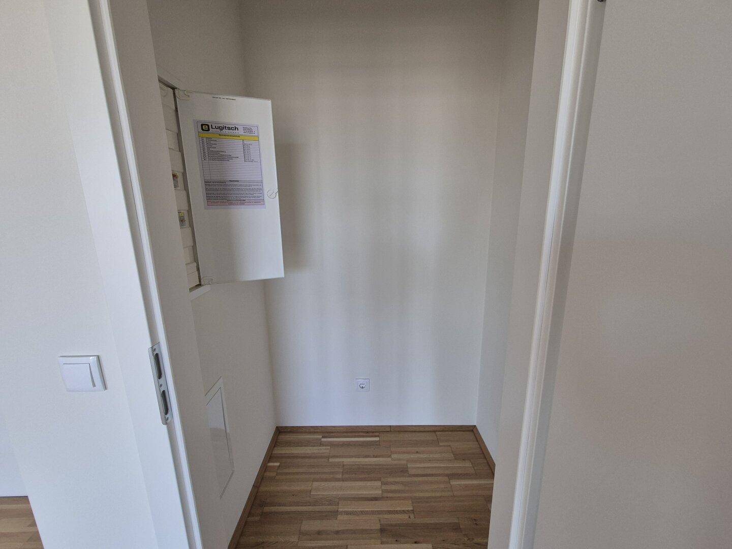 Kleiner Abstellraum mit Sicherungskasten und Platz für Haushaltsgeräte oder Lagerung.