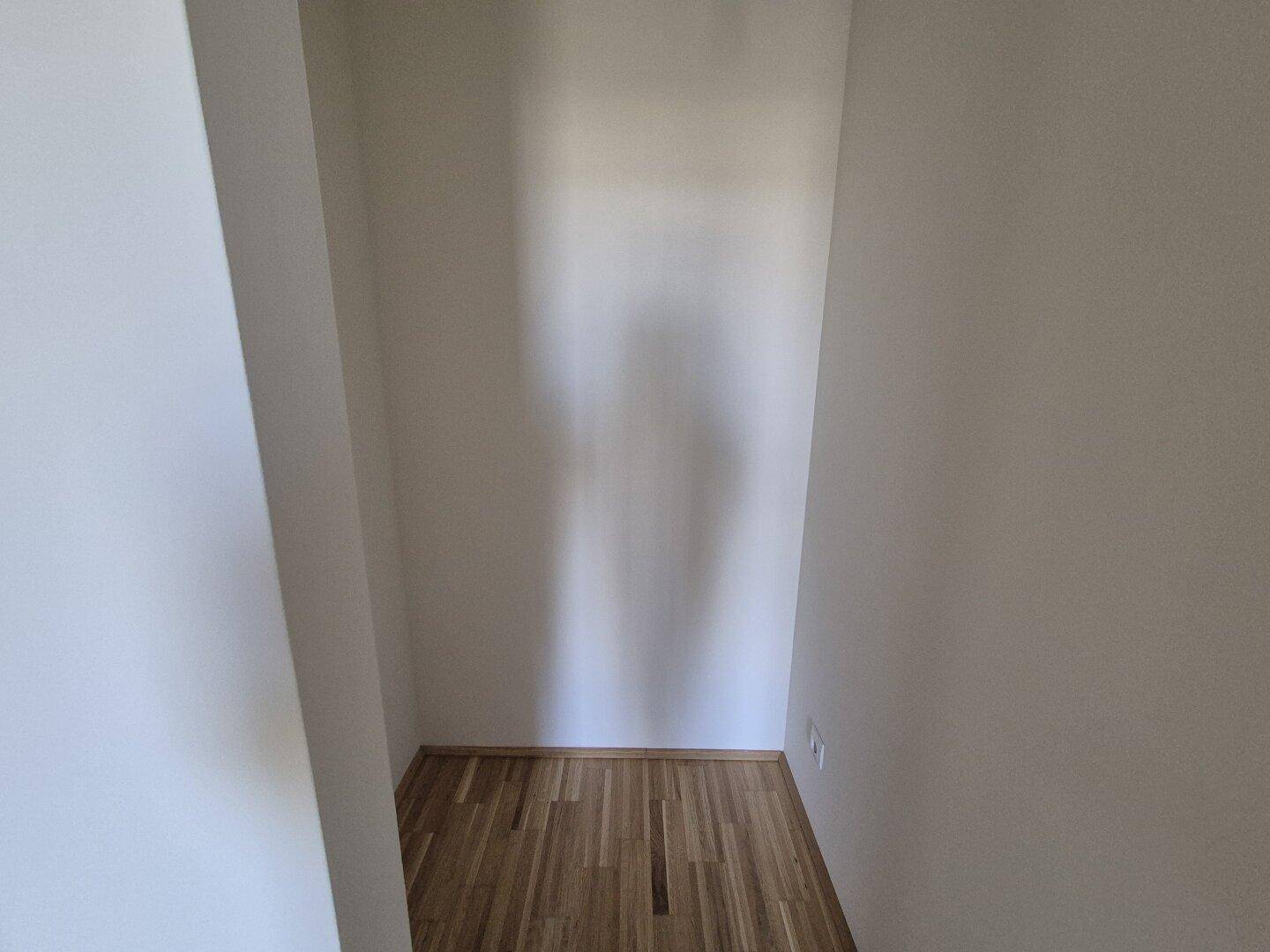 Kleiner Abstellraum mit Parkettboden, ideal für zusätzlichen Stauraum.