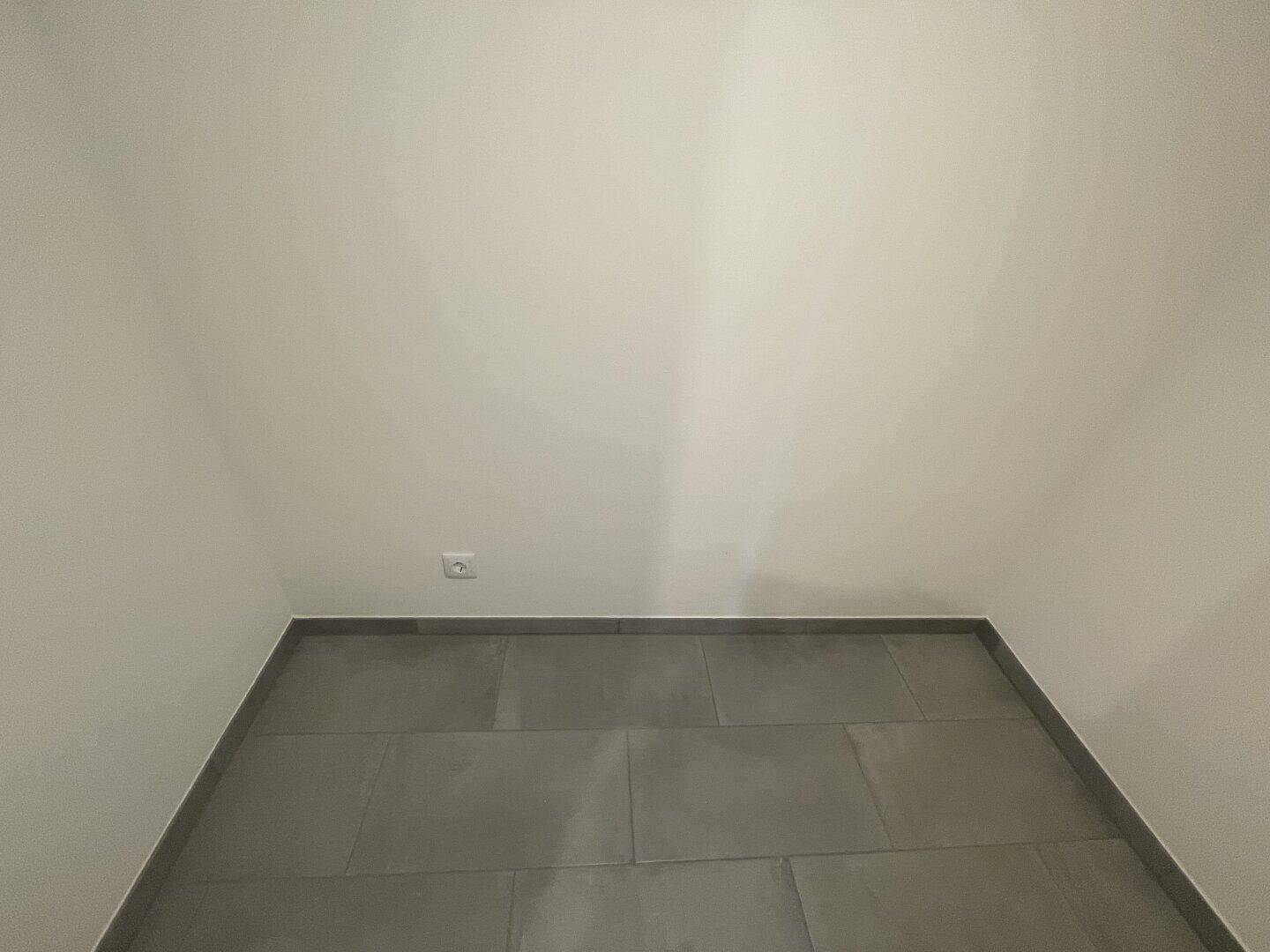 Kleiner Abstellraum mit Fliesenboden, ideal für zusätzlichen Stauraum im Haushalt.