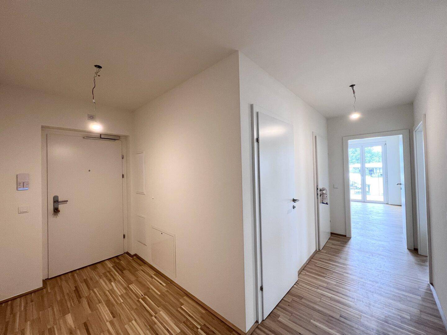 Geräumiger Flur mit Parkettboden und mehreren Türen, verbindet die Wohnbereiche, sehr gepflegt.