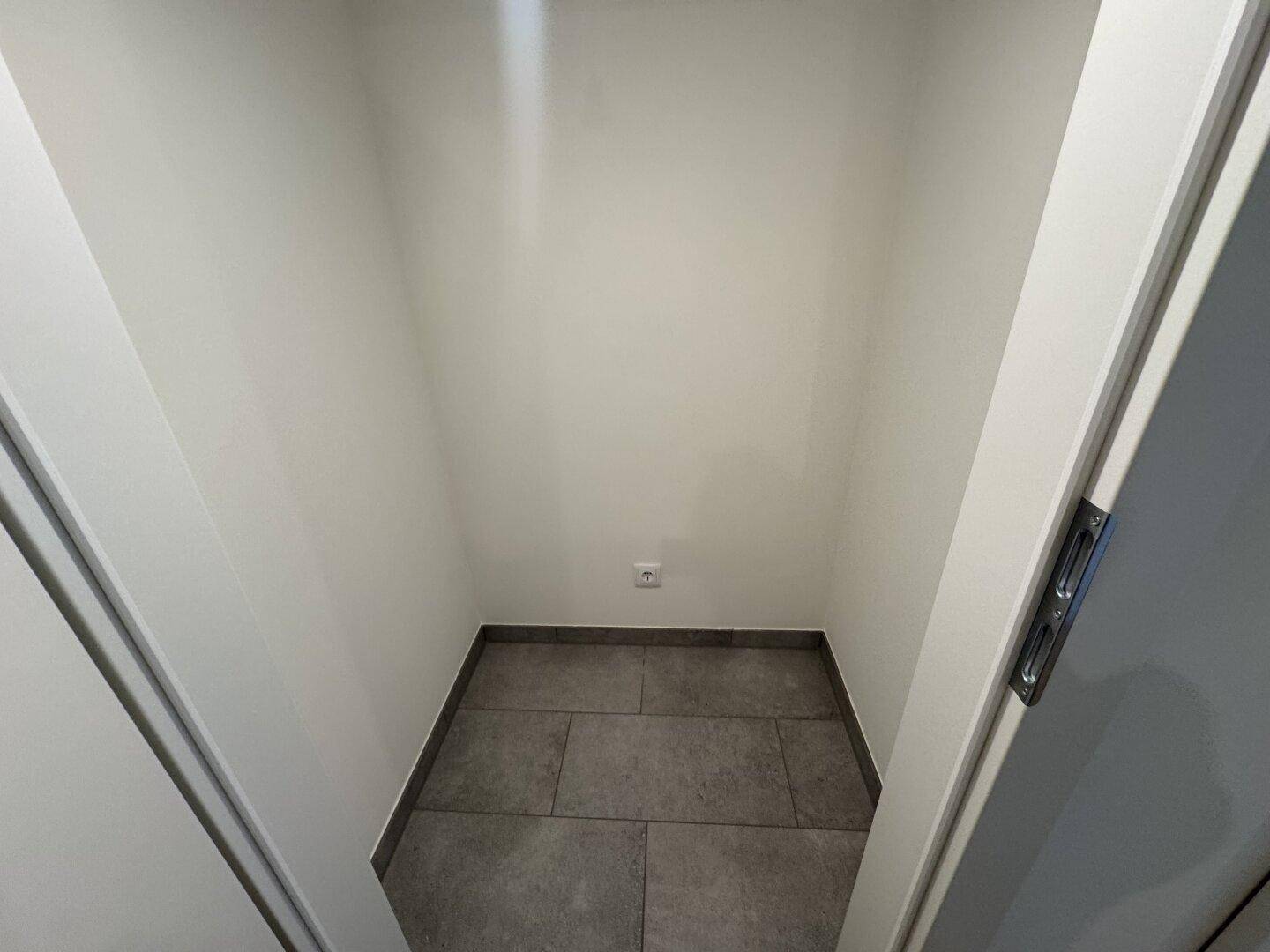 Praktischer Abstellraum mit Fliesenboden, ideal für zusätzlichen Stauraum in der Wohnung.