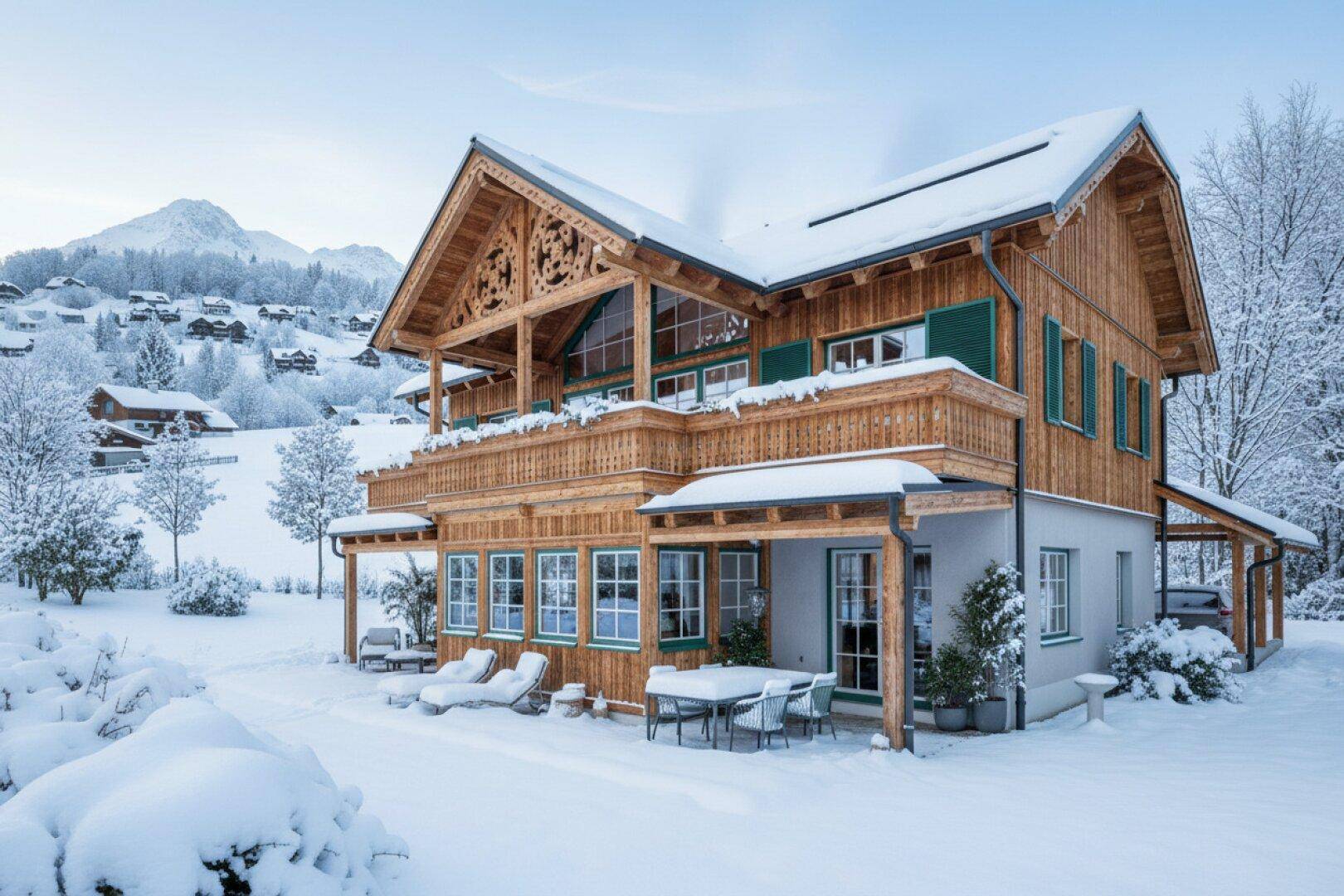 Traditionelles Holzhaus im winterlichen Alpenpanorama mit verschneiter Terrasse und Bergblick.